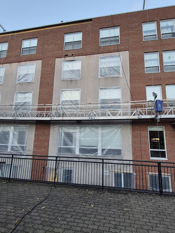 Maçonnerie d'un immeuble multi-logement en rénovation