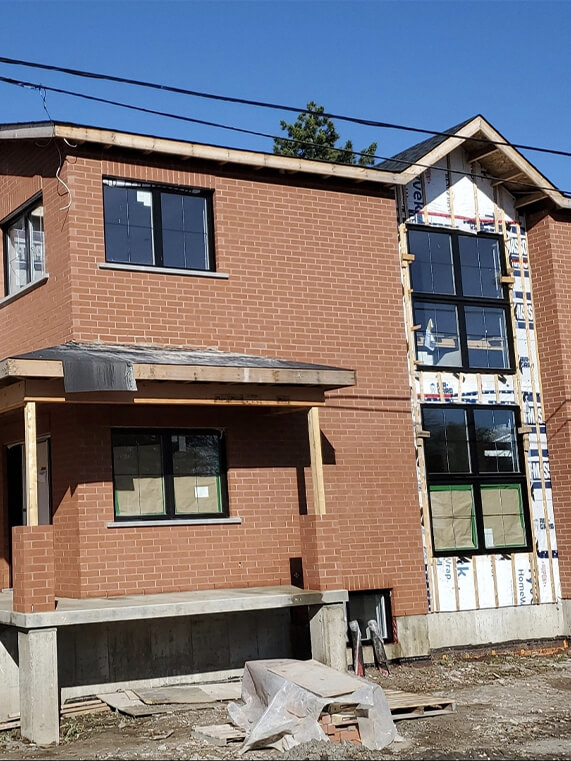 Maçonnerie en briques d'un batiment résidentiel en construction