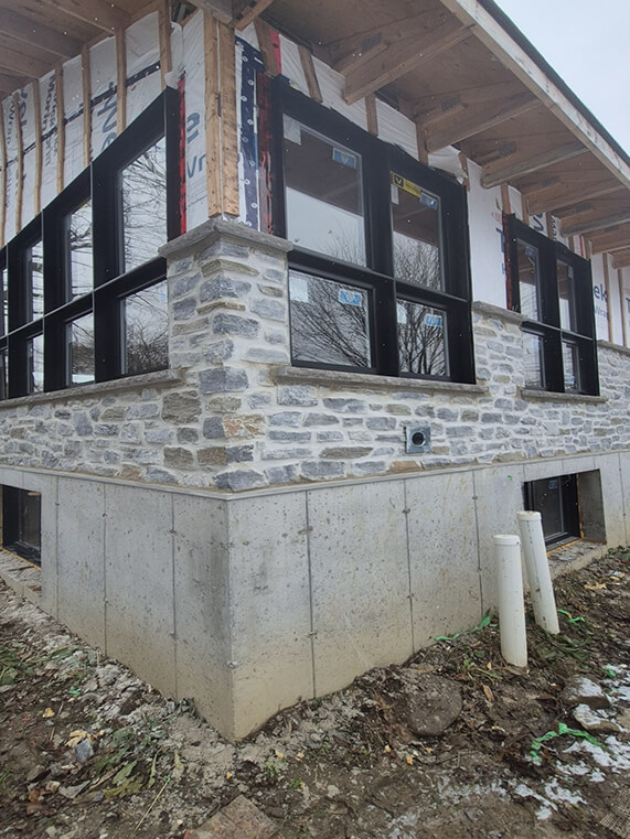 Maçonnerie d'immeuble en pierres et briques